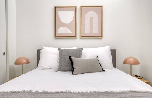 Wicker Park Apartment | Tasteful Wicker Park 1BR w/ W/D, 1 block to L, Six Corners, by Blueground