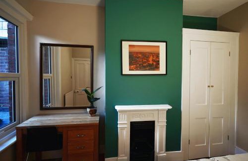 Winchester Apartment | Tastefully Decorated 1-Bed with Free Parking - At Hem