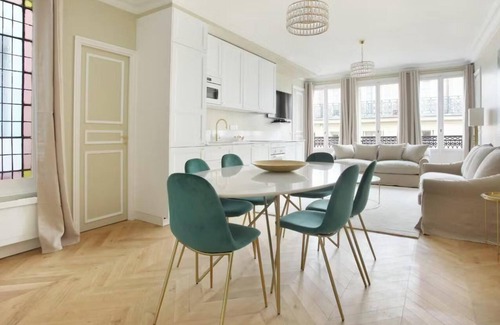 Madeleine Apartment | TASTEFULLY DECORATED & STEPS AWAY FROM THE ICONIC MADELEINE & PALAIS GARNIER