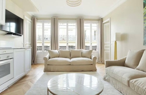 Madeleine Apartment | TASTEFULLY DECORATED & STEPS AWAY FROM THE ICONIC MADELEINE & PALAIS GARNIER
