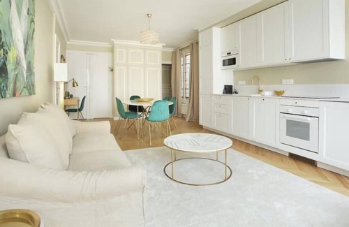 Madeleine Apartment | TASTEFULLY DECORATED & STEPS AWAY FROM THE ICONIC MADELEINE & PALAIS GARNIER