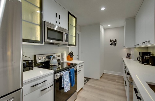 Ridge Wood Heights House | Tastefully remodeled pool home 7 minutes from the Siesta Key Beach
