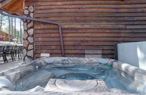 Custer House | Tatanka Hideaway Hot Tub Pool Table Massive Space