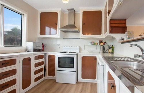 Taupo Bay House | Taupo Bay holiday home - 6 Bedrooms, 2 Bathrooms plenty of parking for the boat