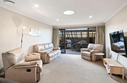 Rainbow Point House | Taupo Escape - Rainbow Point Holiday Home