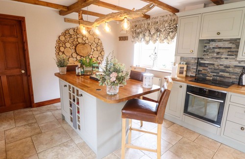 North Somercotes Cottage | TAWNY OWL COTTAGE, pet friendly, with hot tub in North Somercotes
