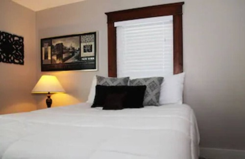 Cottonwood Falls House | Taylor Historic Guesthouse - Cottonwood Falls: Escape to a piece of history !