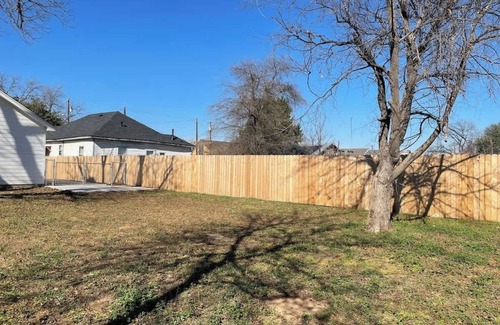 East Riverside House | TAYLOR PLACE-5 Minutes to Silos & Baylor