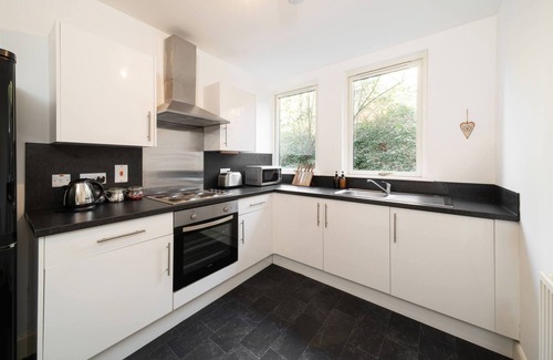 Glenisla Apartment | Taypark Garden View Apartment - Dundee West End
