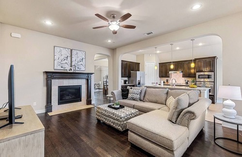 Roanoke House | TCH - Spacious 4bd/2ba in Roanoke w/Office&Garage