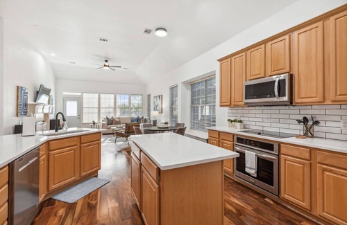 Richardson House | TCH - Spacious 4bd/2ba in Richardson w/Ofc & Yard