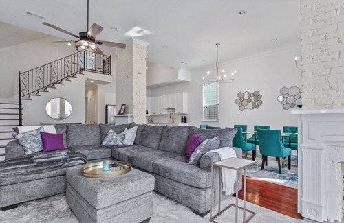 West Riverside House | Tchop House, Walkable to Amazing Restaurants!