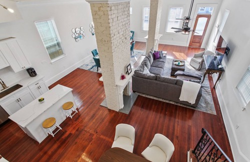 West Riverside House | Tchop House, Walkable to Amazing Restaurants!