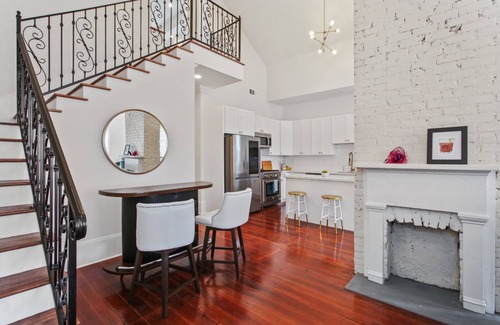 West Riverside House | Tchop House, Walkable to Amazing Restaurants!