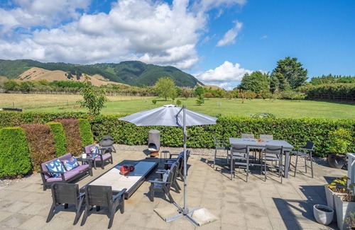 Te Horo Villa | Te Horo Haven - spacious 4 Bedroom Villa with Pool, Spa and great family vibes!