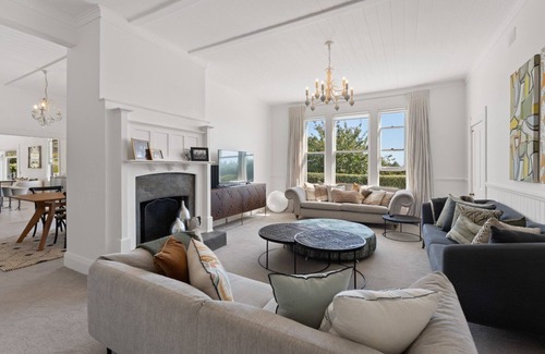 Te Horo Villa | Te Horo Haven - spacious 4 Bedroom Villa with Pool, Spa and great family vibes!