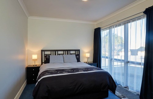 Kaikoura Bed & Breakfast | Te Mahuru Retreat: Dec 22nd-30th: 25 people, 11 bedrooms, 8 bathrooms, 2 Hottubs