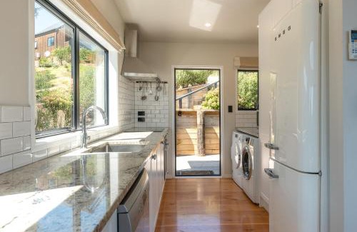 Omiha House | Te Whau Retreat - The Cottage - Be My Guest Waiheke