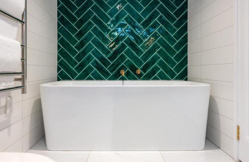 Omiha House | Te Whau Retreat - Whole Property - Be My Guest Waiheke
