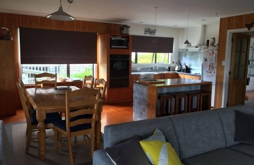 Russell House | Teaghlach: Tapeka/Russell Holiday Home