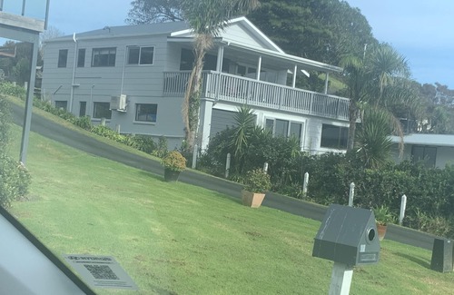Russell House | Teaghlach: Tapeka/Russell Holiday Home