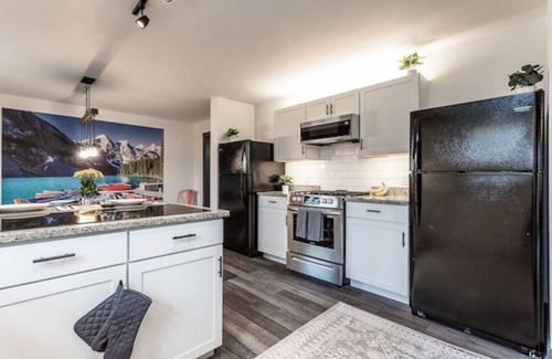 Westfield House | Team Stay and Cubby 6 BR/8BED/3.5BA Designer Home