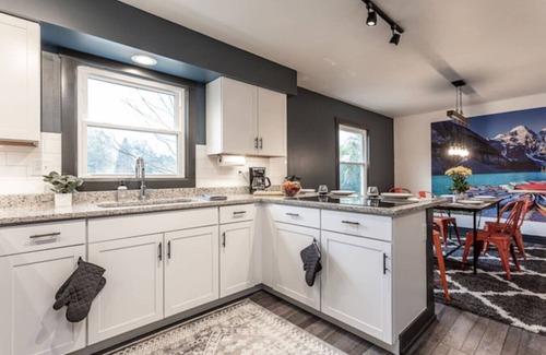 Westfield House | Team Stay and Cubby 6 BR/8BED/3.5BA Designer Home