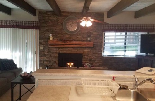 Pinetop Condo | Tee & Jeep's cozy apartment