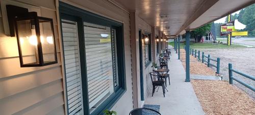 Roscommon Apartment | TeePee Room 7- Newly Renovated