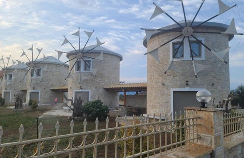 Aigialeia House | Temeni windmills