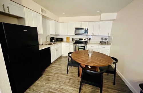 Kyrene-Superstition Apartment | Tempe Retreat: 2BR w/Laundry + Covered Parking