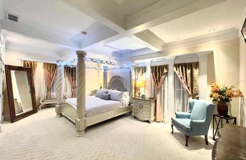 Independence House | Temple View Inn with Music Studio