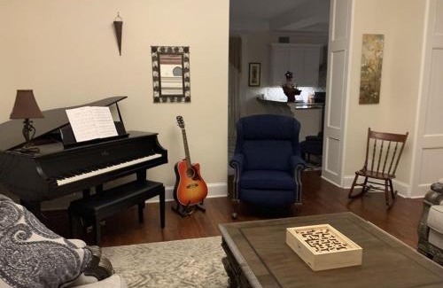 Independence House | Temple View Inn with Music Studio