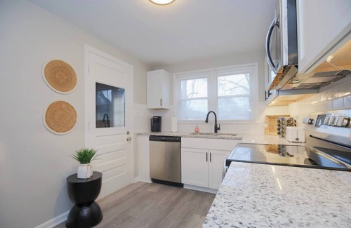 Overland Park Apartment | Ten blocks from Old Downtown Overland Park, KS