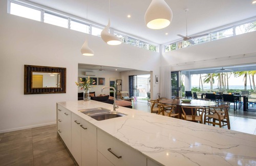 Oak Beach House | Tenterfield Beachfront Luxury 4 Bedroom Holiday Home