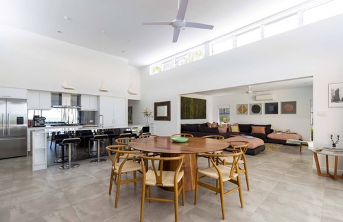 Oak Beach House | Tenterfield Beachfront Luxury 4 Bedroom Holiday Home