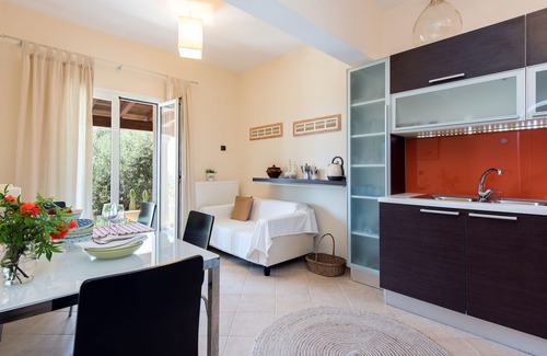 Spartylas House | Terra Rossa 2BD Holiday Home with Seaview - 3 km from Ipsos