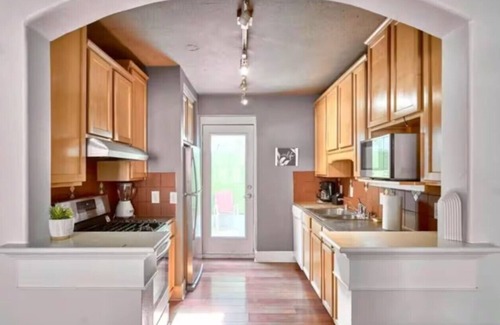 Oak Lawn Apartment | Terrific Dallas Location! 2BR w/Wi-Fi & A/C – Knight 205