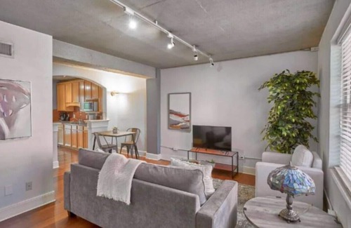 Oak Lawn Apartment | Terrific Dallas Location! 2BR w/Wi-Fi & A/C – Knight 205