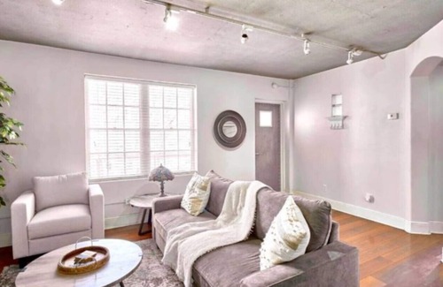 Oak Lawn Apartment | Terrific Dallas Location! 2BR w/Wi-Fi & A/C – Knight 205