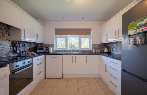 Stoke Fleming Cottage | Terrific pet friendly 4-bedroom cottage in Stoke Fleming