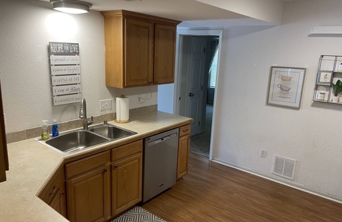 Lawrence House | Terrific Townhome w/fenced in yard and patio