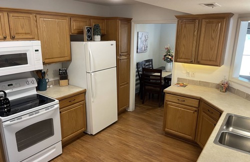Lawrence House | Terrific Townhome w/fenced in yard and patio