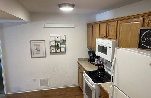 Lawrence House | Terrific Townhome w/fenced in yard and patio