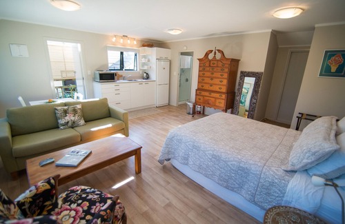 Orakei Bed & Breakfast | Terry and Cindy's B&B