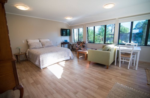 Orakei Bed & Breakfast | Terry and Cindy's B&B