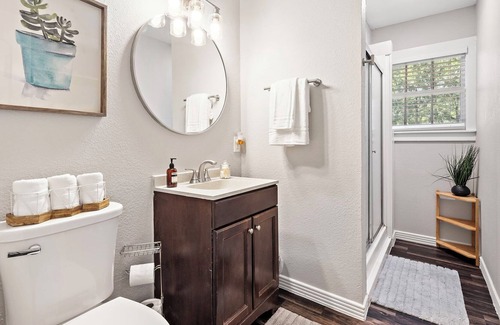 Texas City House | Texas City Home| Super Fast WIFI| Super Host| Close to Kemah & Galveston