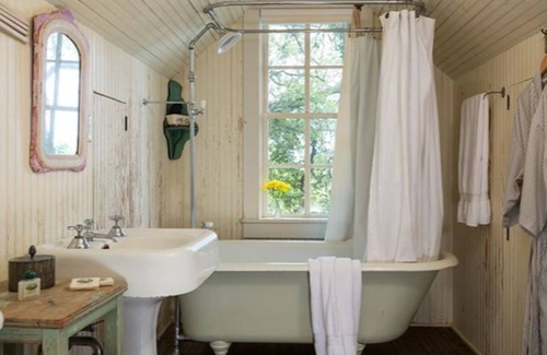 Cat Spring House | Texas Farm House getaway on BlissWood Ranch with Optional Activities & Safari!
