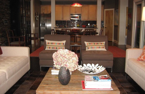 Galindo House | Texas Modern House - 5 minutes from Downtown. Backyard Oasis-Pool & Spa.