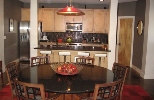 Galindo House | Texas Modern House - 5 minutes from Downtown. Backyard Oasis-Pool & Spa.